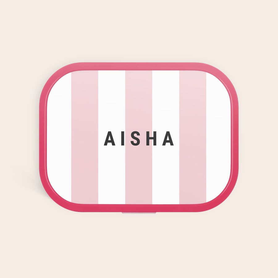 Mepal brotdose personalisiert Personalisierte Mepal Brotdose mit pink-weiß gestreiftem Deckel und dem Namen AISHA im Farbdruck. Mit ihrem Namen schmeckt’s gleich noch besser.