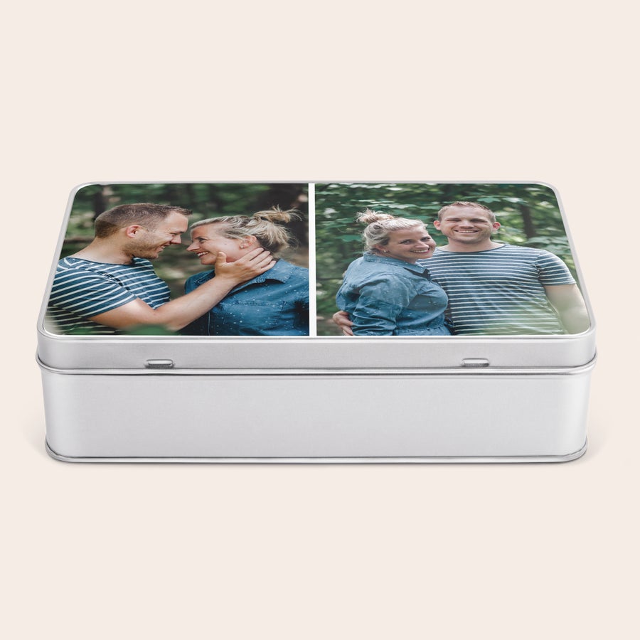 Darilna posoda polnjena s Oreo Pločevinka za piškote, potiskana s personalizirano fotografijo para, objeta v naravnem okolju