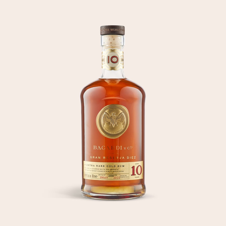 Rum Bacardi Gran Reserva Diez - In Confezione Incisa Bottiglia di rum Bacardi Gran Reserva Diez con etichetta dorata e dettagli rossi, regalo personalizzabile in una confezione di legno incisa