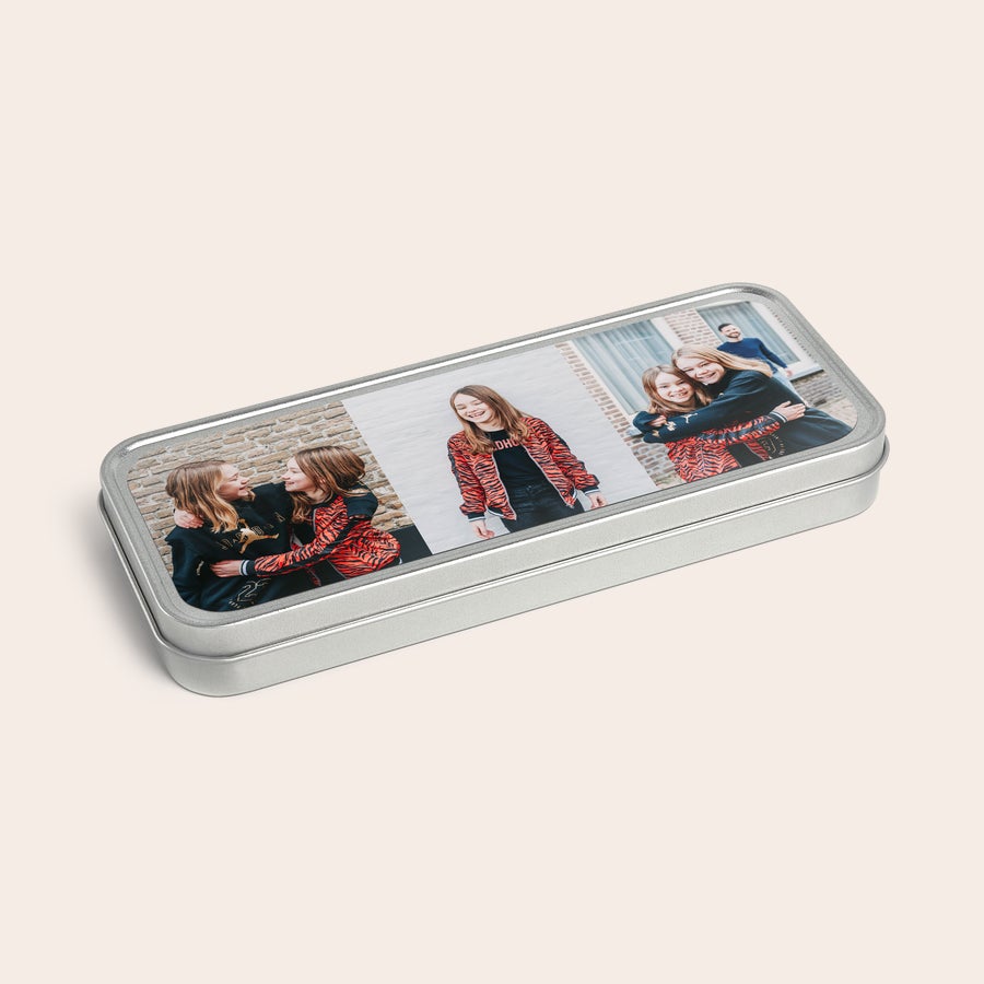 Pennendoos met foto Zilverkleurig pennendoosje bedrukt met gepersonaliseerde foto's van twee lachende meiden.