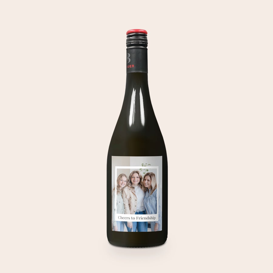 Personalizované víno s etiketou - Emil Bauer Spätburgunder Navrhnite puzdro pre vynikajúce víno Emil Bauer Spätburgunder s personalizovanou etiketou, fotkou priateľiek a textom Cheers to Friendship.