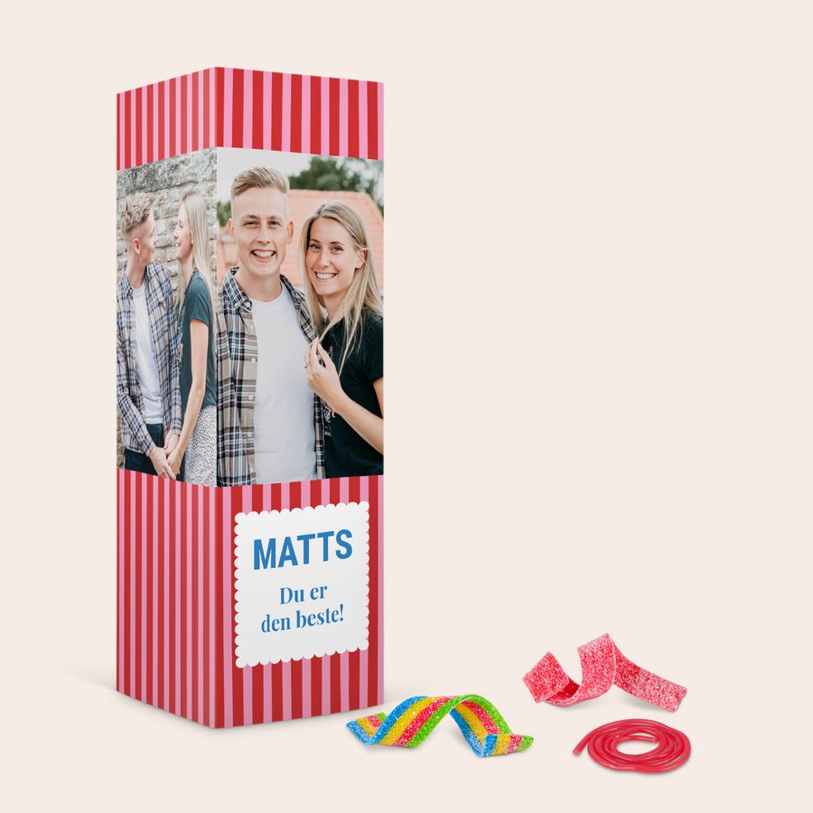 Personlig gaveeske med søtsaker Personlig tilpasset gaveeske med godteri, trykt med egne bilder, navnet Matts og meldingen "Du er den beste!"