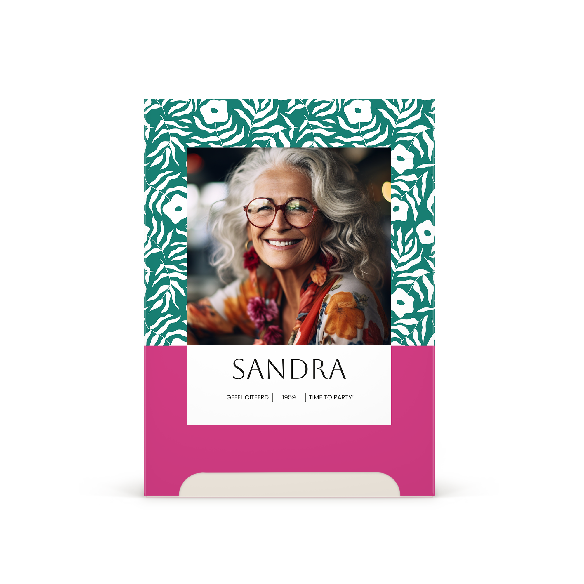 Gepersonaliseerde Kneipp Soft Skin giftbox met een foto van een lachende vrouw en de tekst SANDRA, GEFELICITEERD, 1959, TIME TO PARTY, bedrukt in full-colour.