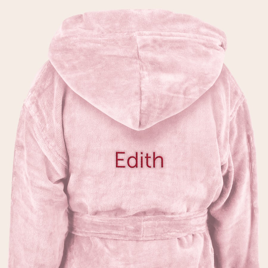 Badekåbe - børn Lyserød morgenkåbe til børn broderet med navnet Edith. Overrask med en blød morgenkåbe med eget navn.