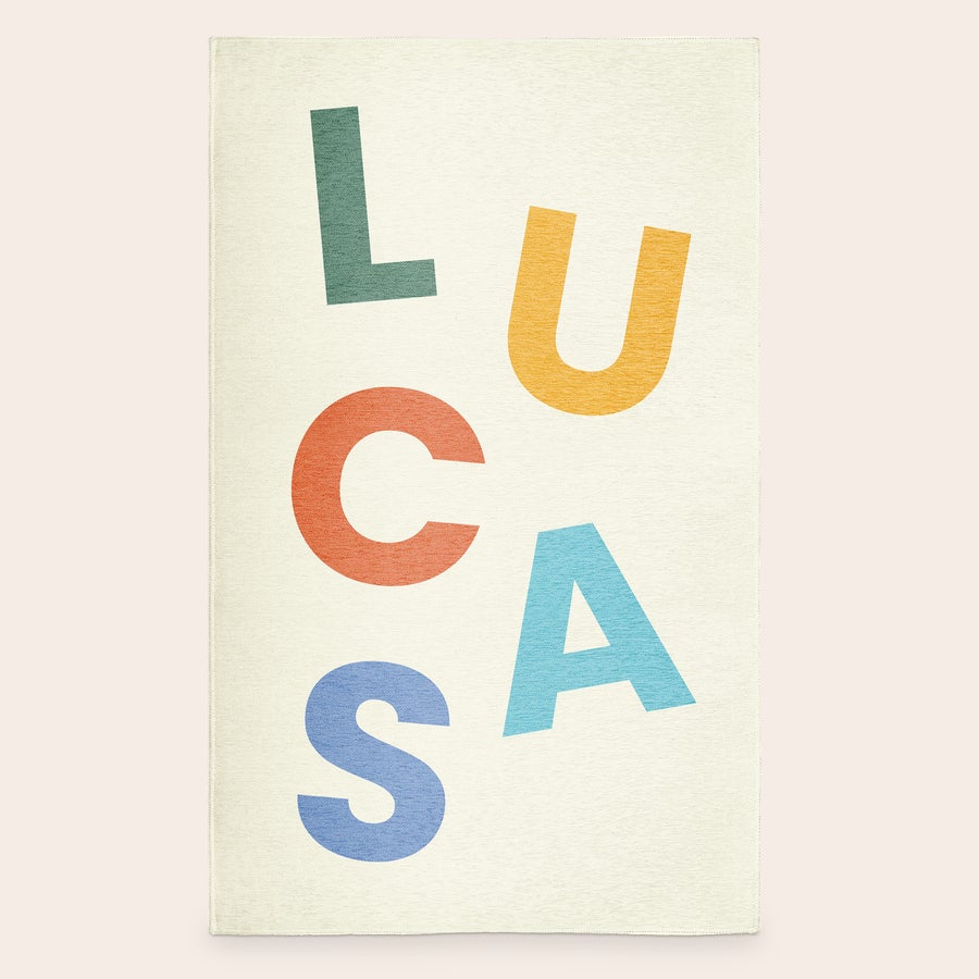 Alfombra de juegos impresa Tapete de juego personalizado con el nombre "LUCAS" en letras grandes y coloridas.