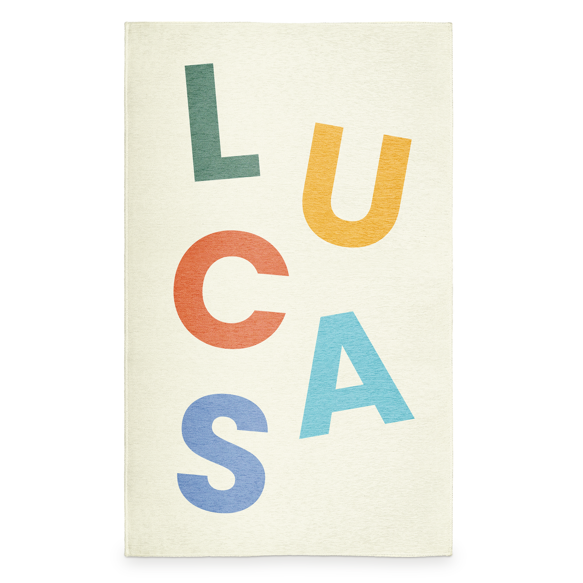 Personlig lekmatta med namnet LUCAS i färgglada bokstäver, tryckt på ljus matta.