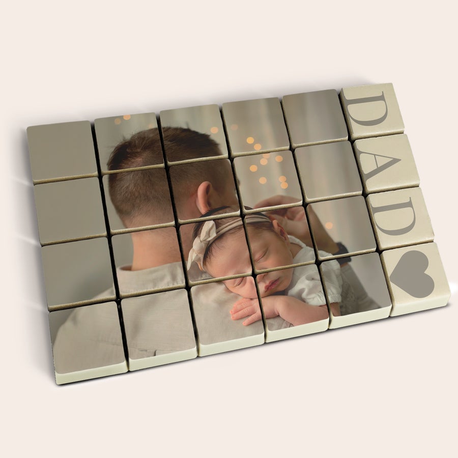Csokoládé képpel Személyre szabott csokoládé praliné puzzle, melyen apuka és csecsemője látható, mellette DAD felirat és szív. Kedvenc fotóid csokoládé praliné puzzlere nyomtatva, finom meglepetés!