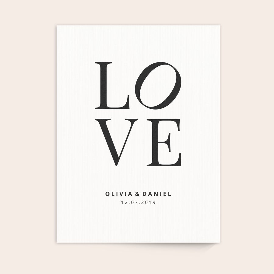 Puinen valokuvataulu Puuvalokuvataulu tekstillä LOVE ja nimillä Olivia & Daniel sekä päivämäärällä 12.07.2019 puupaneelille painettuna