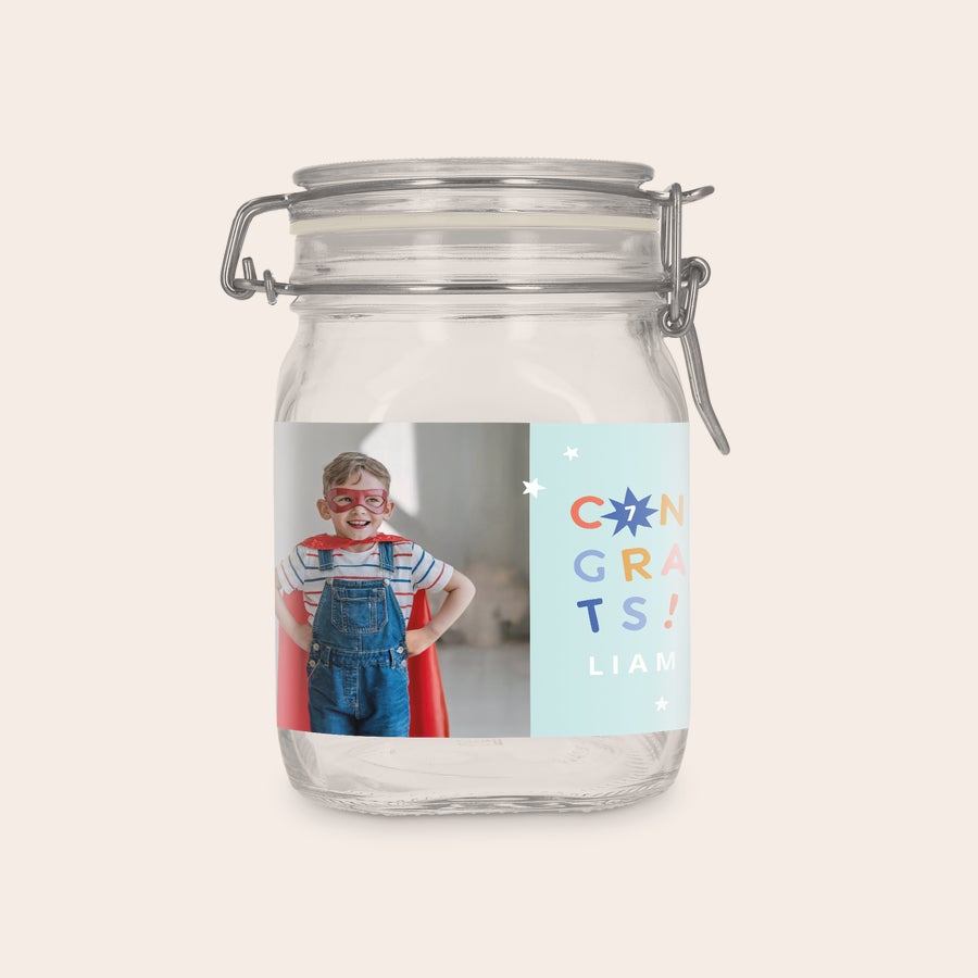 Tarro de cristal con tapa - personalizado Tarro de cristal con tapa de 1 litro personalizado con foto de un niño disfrazado de superhéroe y el texto "CONGRATS! LIAM".
