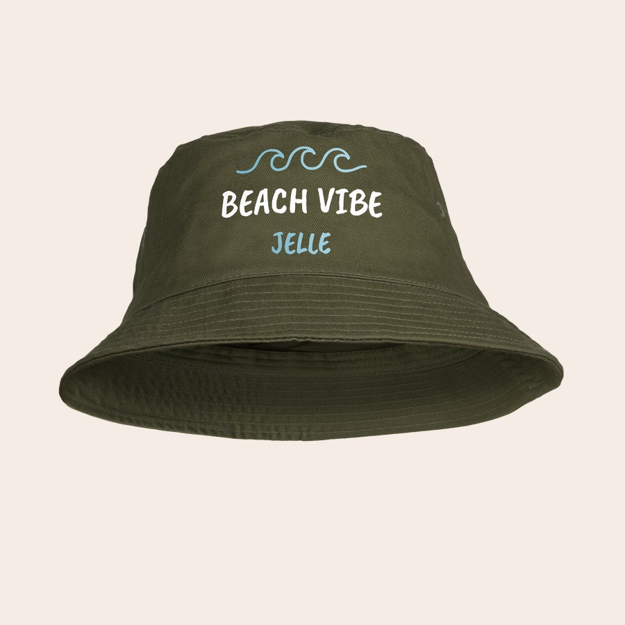 Bucket hat bedrukken Kaki groene zonnehoed bedrukt met golven, de tekst "BEACH VIBE" en de naam "JELLE".
