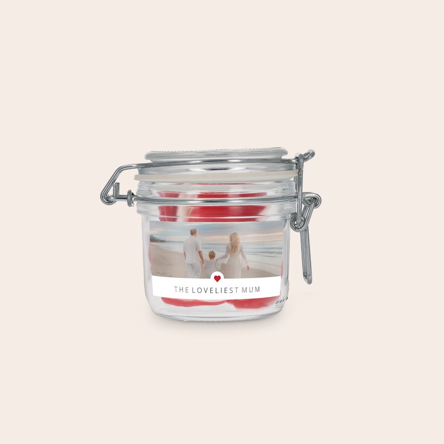 Borcan de dulciuri personalizat Borcan dulce personalizat cu inimioare, cu fotografie imprimată cu familie pe plajă și text The Loveliest Mum.