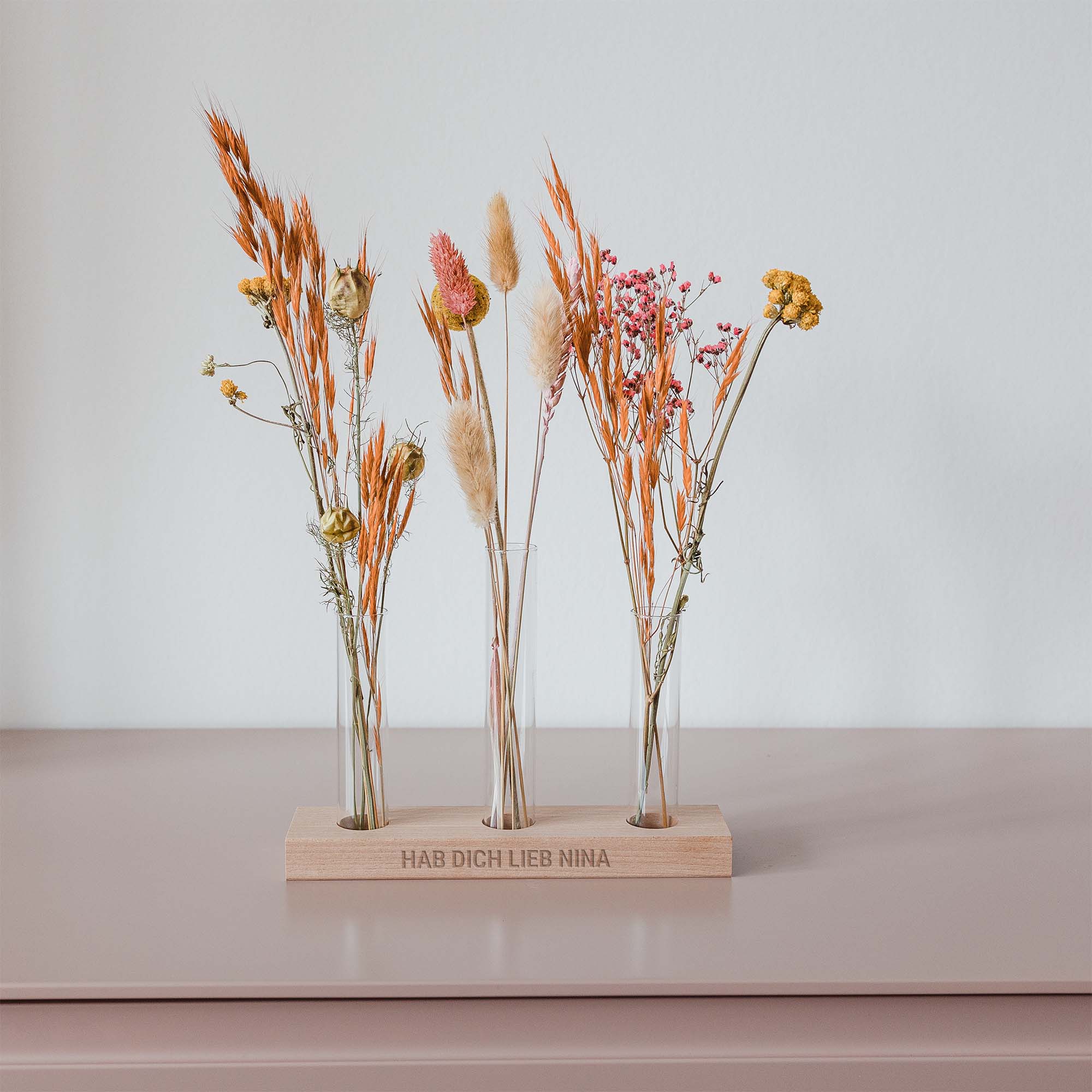 Trockenblumen mit 3 Vasen und gravierter Holzleiste  - Onlineshop YourSurprise