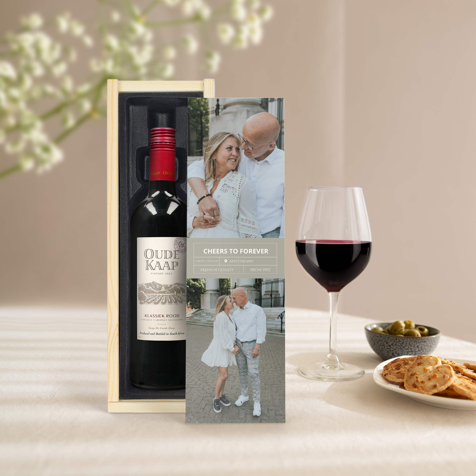 Oude Kaap rode wijn in houten kist, bedrukt met een foto van een stel en de tekst "Cheers to Forever", wie verras jij