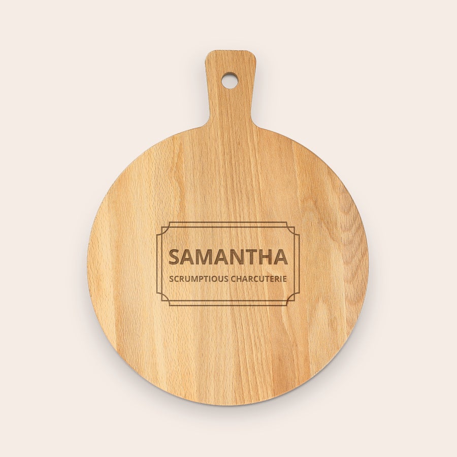 Tagliere per Aperitivo Personalizzato Servi i tuoi snack preferiti su questo elegante vassoio da portata in legno con nome Samantha e testo inciso Scrumptious Charcuterie