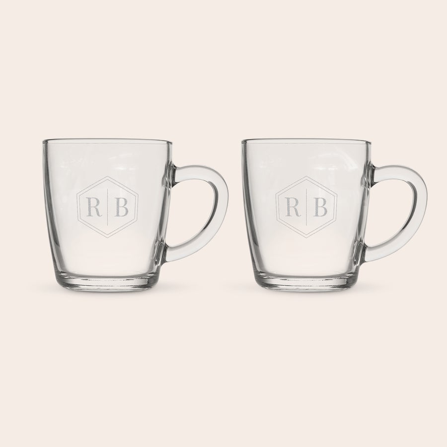 Te glas To skinnende teglas med print af forbogstaverne R og B i en sekskantet ramme. Et unikt teglas.