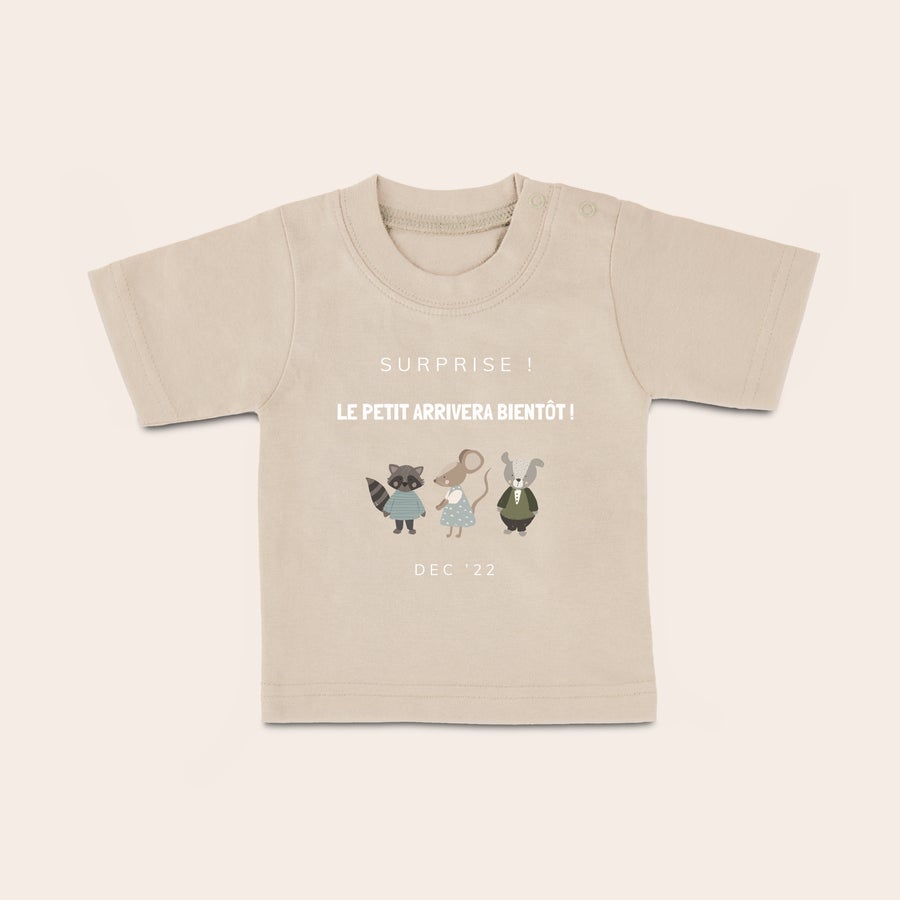 T shirt bébé personnalisé T-shirt bébé beige personnalisé imprimé avec "Surprise Le petit arrivera bientôt DEC 22" et trois animaux stylisés