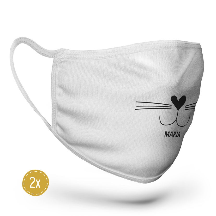 Masca din material alb personalizată cu nume Maria și un desen tip față de pisică, imprimată. Protejați-vă pe dumneavoastră și pe cei din jur cu o mască din material personalizat.
