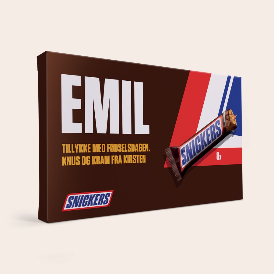 Snickers chokoladegave med navn og billede Snickers chokolader i gaveæske med navn "EMIL" og tekst "TILLYKKE MED FØDSELSDAGEN. KNUS OG KRAM FRA KIRSTEN" printet på.