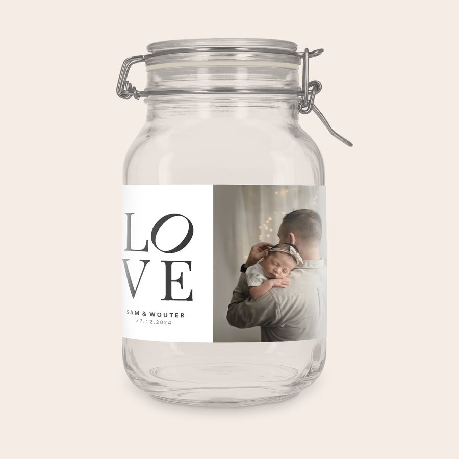Borcan de sticlă cu capac - personalizat Borcan de sticla cu capac de 2l, personalizat cu eticheta alba, o fotografie cu bebelus si textul "LOVE Sam & Wouter 27.12.2024"