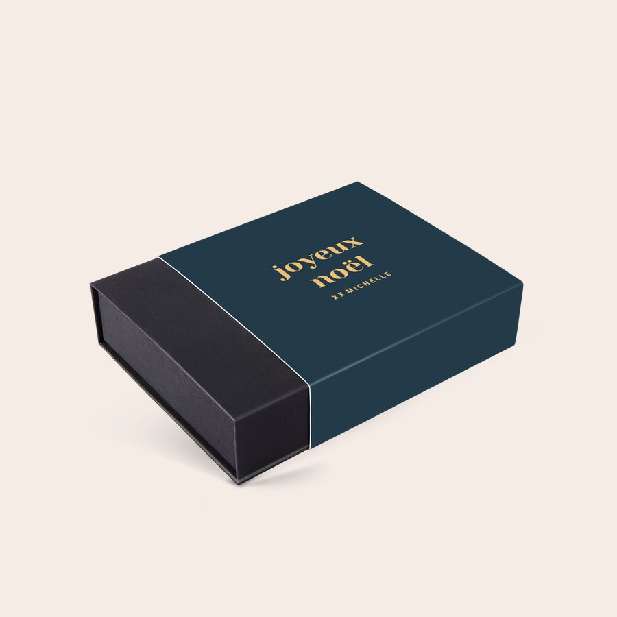 Boîte de chocolats Noël personnalisée Luxueux coffret cadeau de chocolats à personnaliser, imprimé Joyeux Noël et XX MICHELLE en doré sur fond bleu nuit.