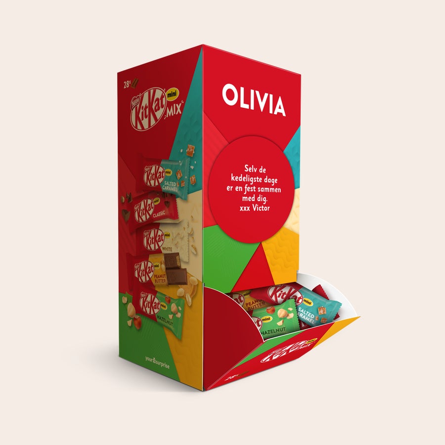 Personaliseret KitKat Mini Mix-gaveæske KitKat Mini Mix-gaveæske med 28 chokolader, personaliseret med navn og en hilsen til at overraske dine kære.
