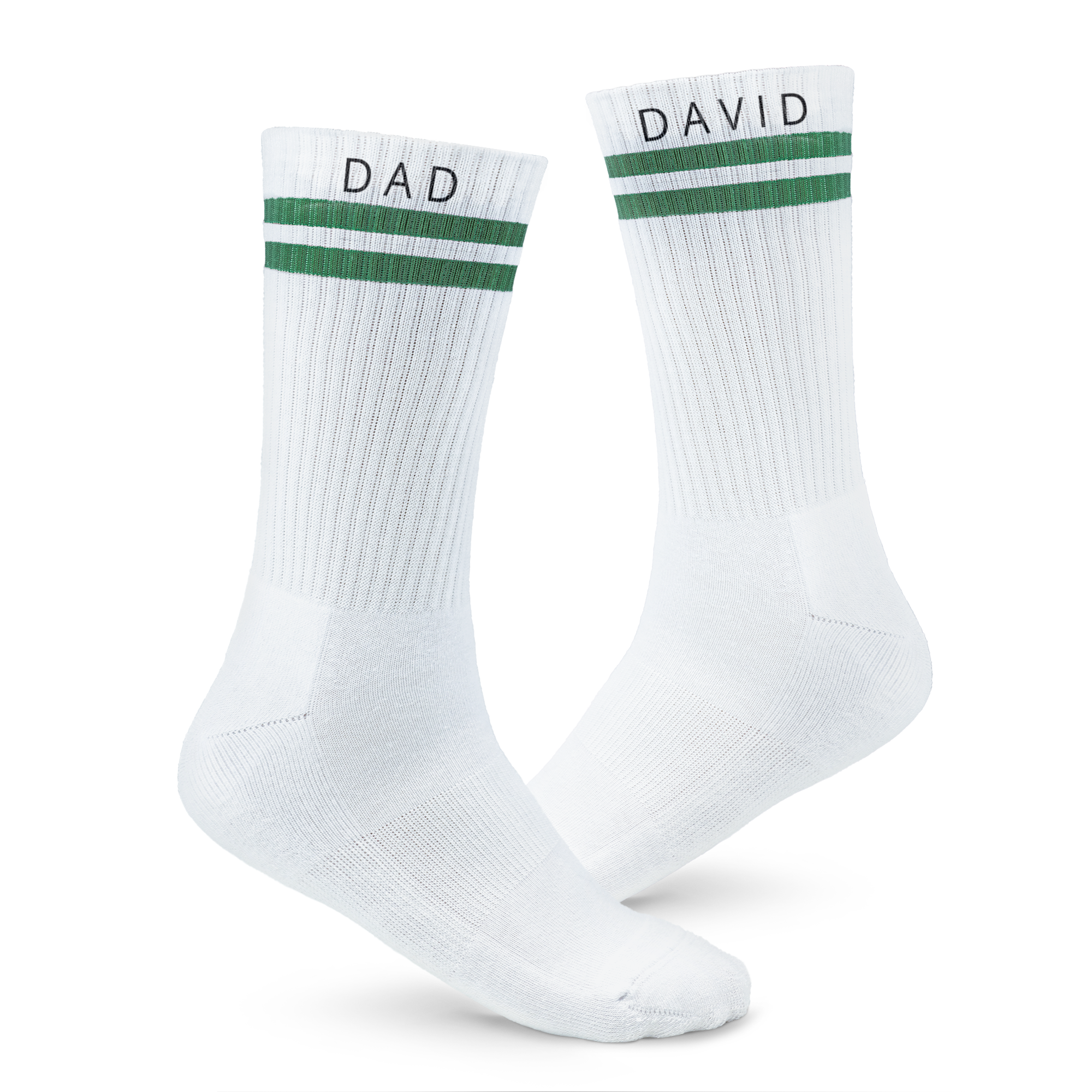 Șosete sport albe, personalizate cu numele "DAVID" și "DAD" tipărite pe manșete, cu dungi verzi.