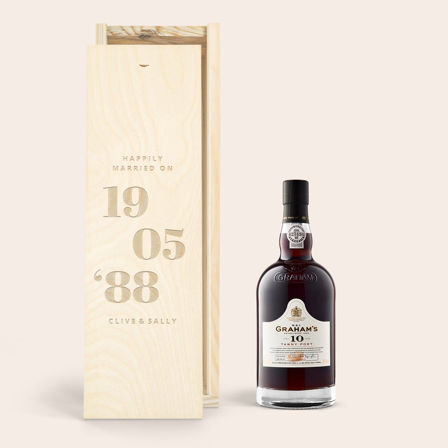 Graham's Tawny - zralý 10 let Lahev desetiletého portského Graham's 10 Years v dřevěné bedně s gravírováním jmen a data svatby