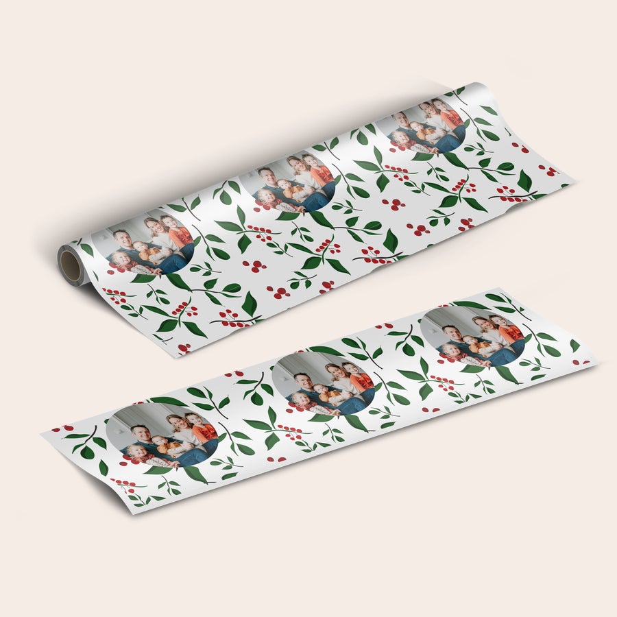 Gepersonaliseerd inpakpapier met eigen foto Gepersonaliseerd cadeaupapier bedrukt met een foto van een gezin en kerstmotieven, perfect om je cadeau extra persoonlijk te maken.