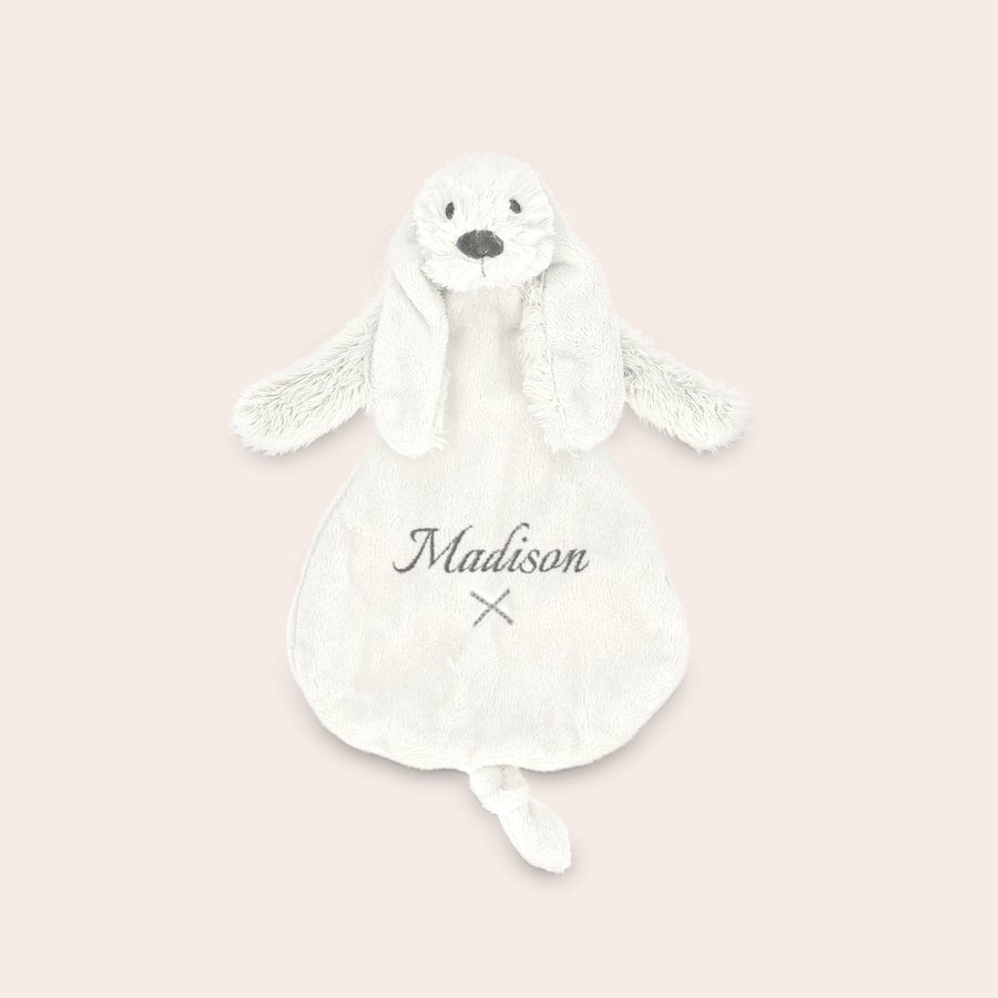 Iepure personalizat Richie baby tuttle Pluș Iepurașul Richie alb, personalizat cu numele Madison brodat cu ață gri pe burtă, plus semnul X.