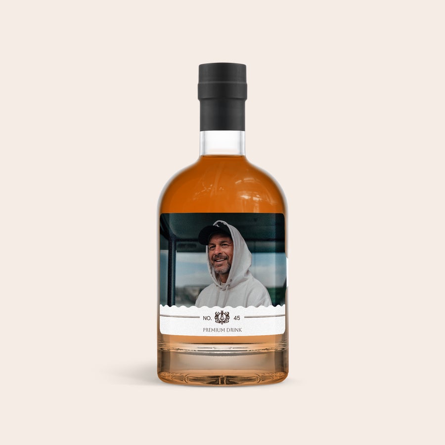 Personalizovaný tmavý rum Lahodná láhev tmavého rumu s vlastní etiketou s fotografií usmívajícího se muže, potištěná s číslem 45 a textem Premium Drink.
