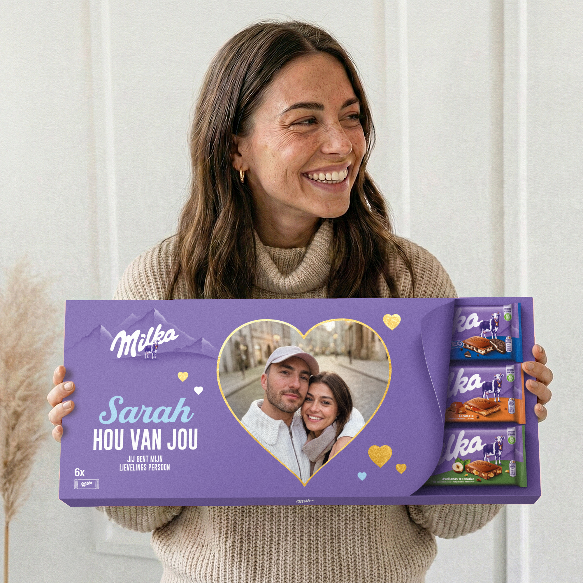 Mega Milka reep met naam en foto bedrukken – 6 repen, gepersonaliseerd met "Sarah hou van jou" en een foto in hartvorm.
