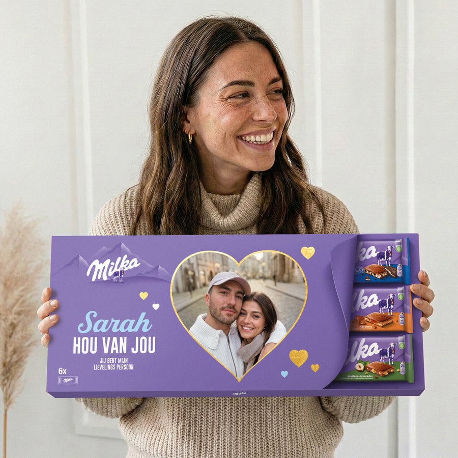 Mega Milka reep met naam en foto bedrukken Mega Milka reep met naam en foto bedrukken – 6 repen, gepersonaliseerd met "Sarah hou van jou" en een foto in hartvorm.