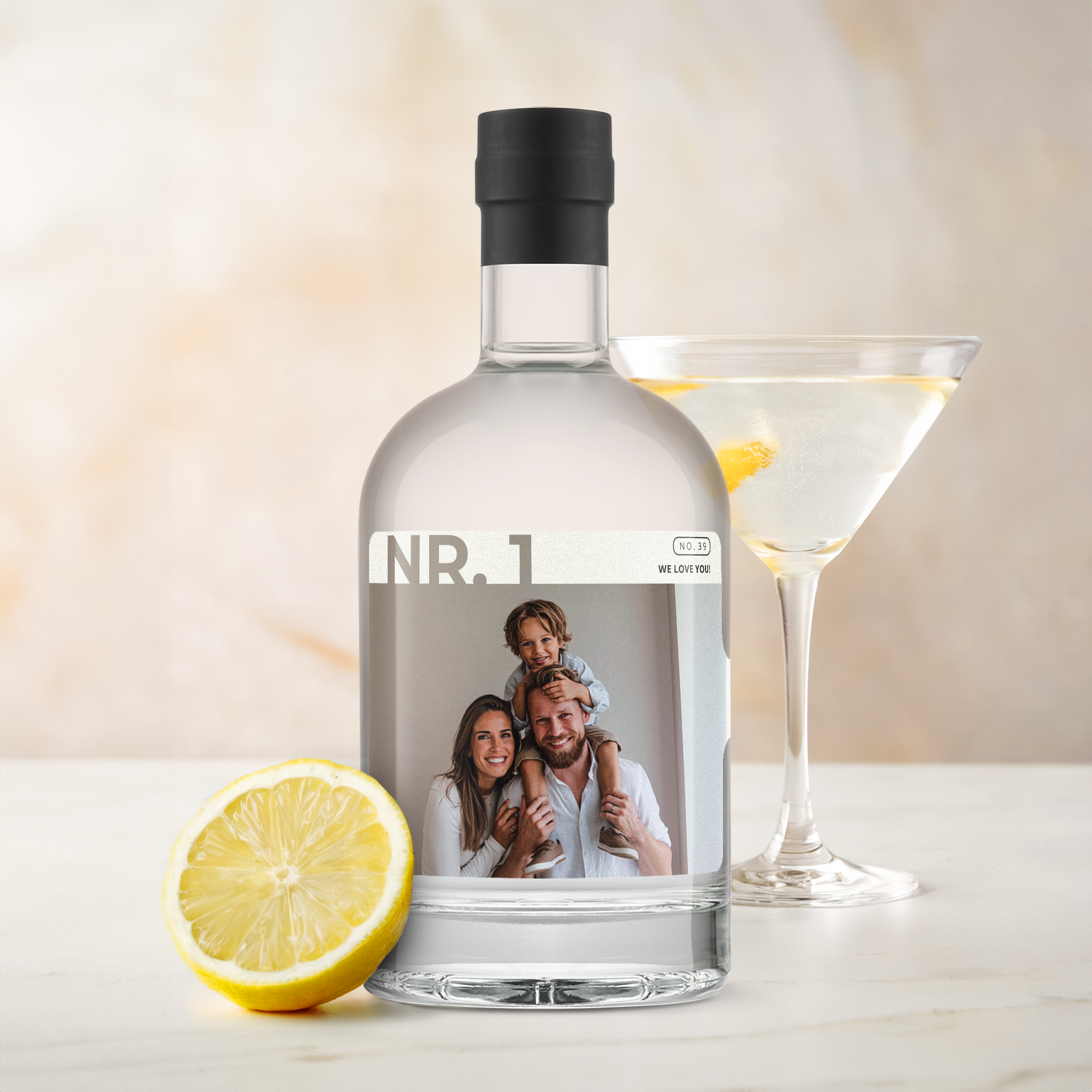 Garrafa de vodka personalizada com foto de família no rótulo, meio limão e copo de martini ao lado