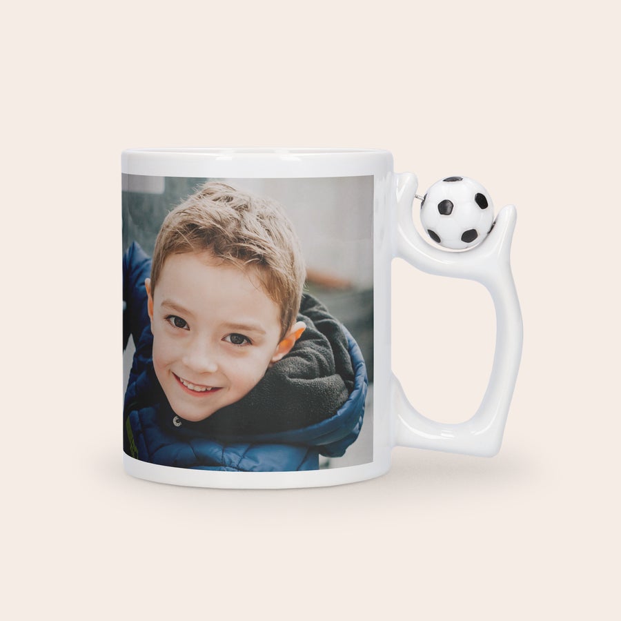 Tazza Personalizzata - Calcio Tazza con manico da calcio, stampata con la foto di un bambino sorridente, personalizzata con la tua foto e il tuo testo come regalo.