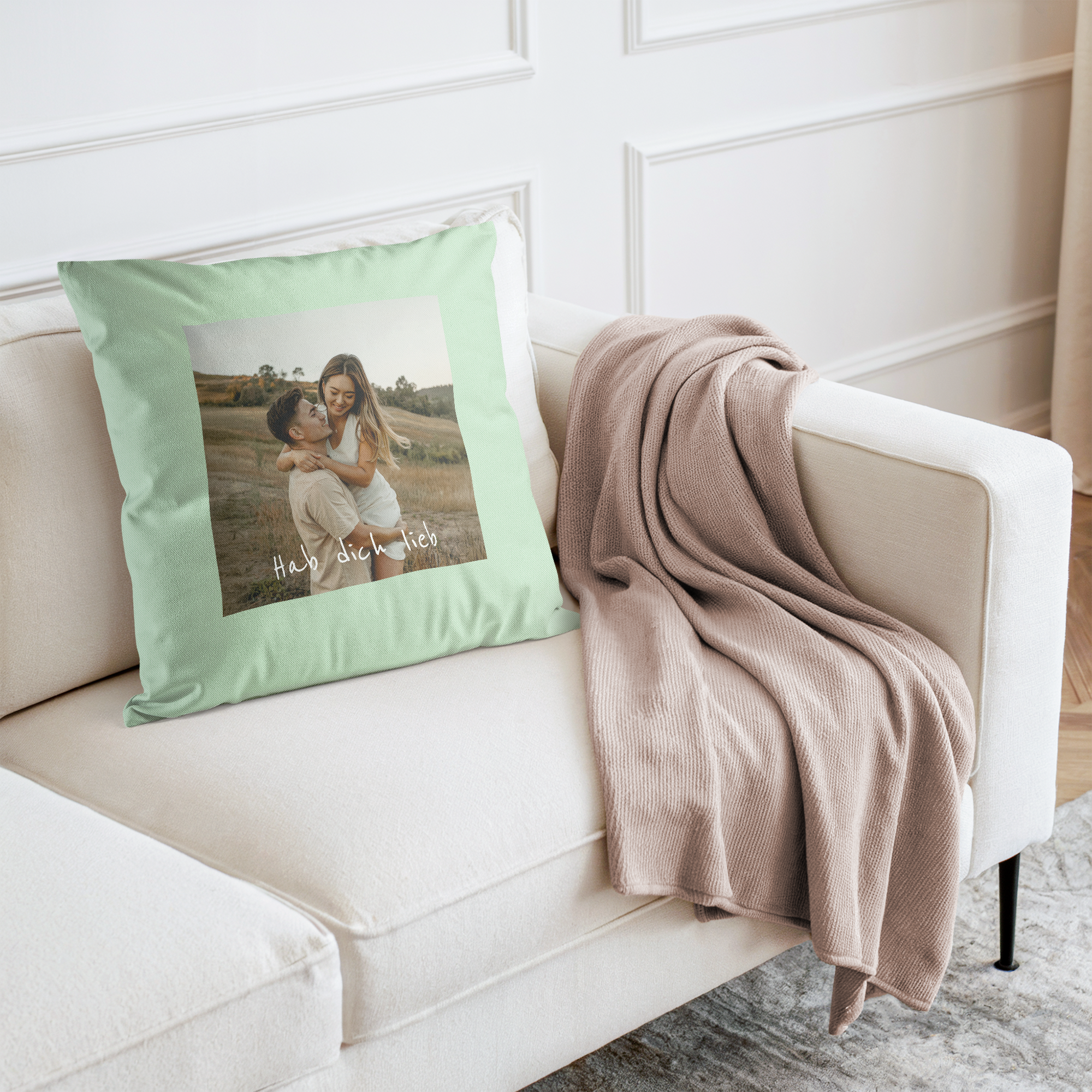 Verwandle jeden Raum mit einem schön personalisierten Kissen: Mintgrünes Kissen bedruckt mit einem Foto und dem Text "Hab dich lieb".