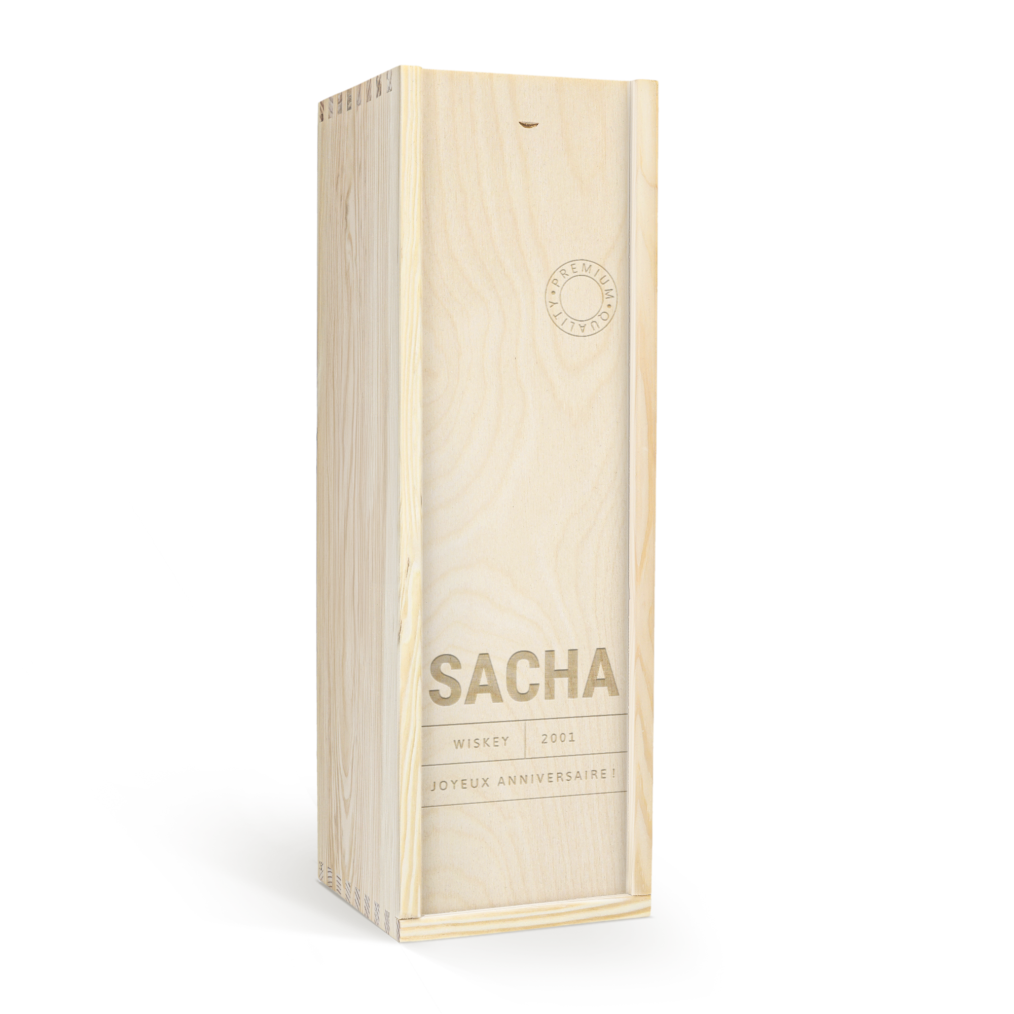 Bouteille de whisky dans un coffret gravé en bois clair avec prénom Sacha et message Joyeux Anniversaire