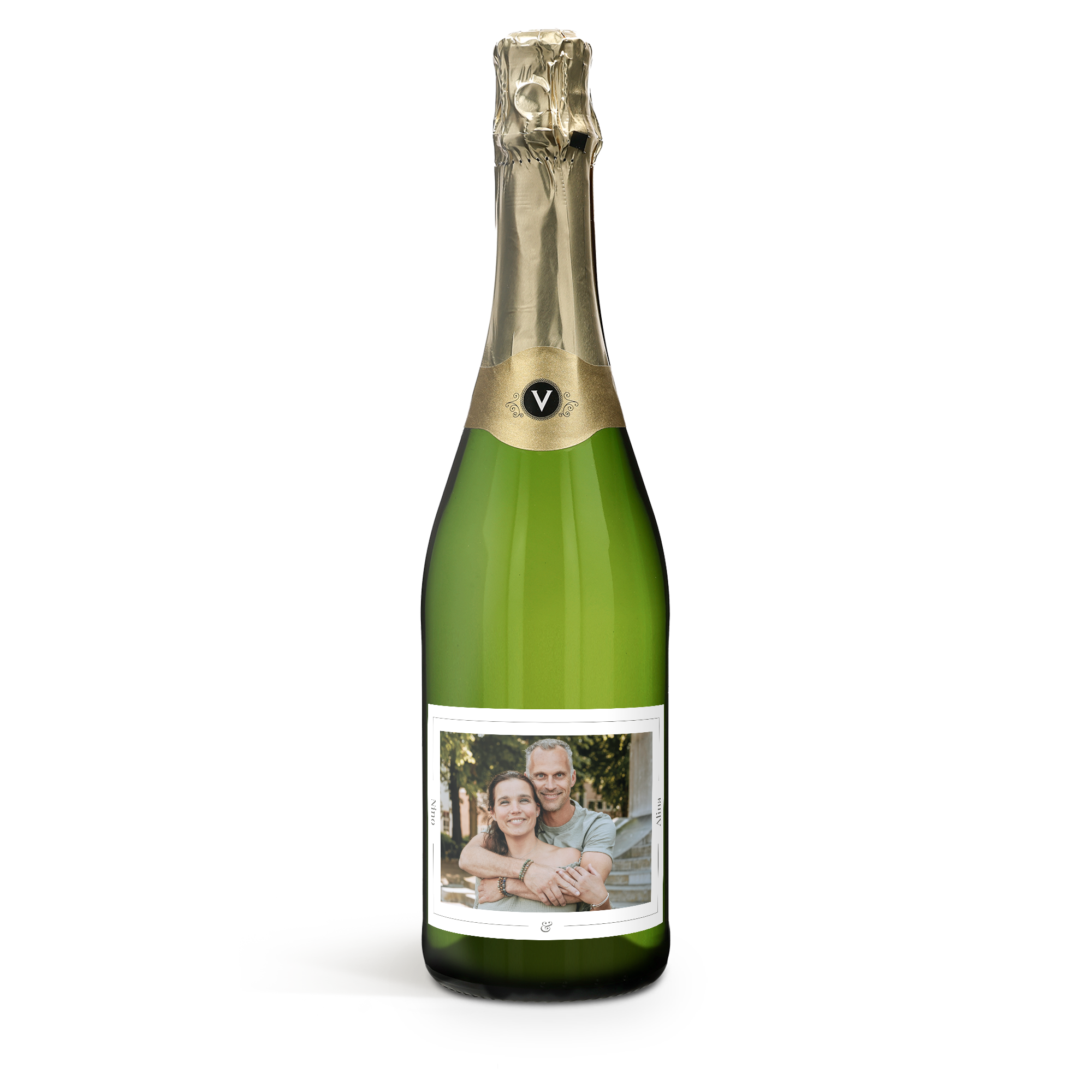 Weingeschenk: Flasche Vintense Blanc mit einem Foto von Nino und Nina auf dem personalisierten Etikett.