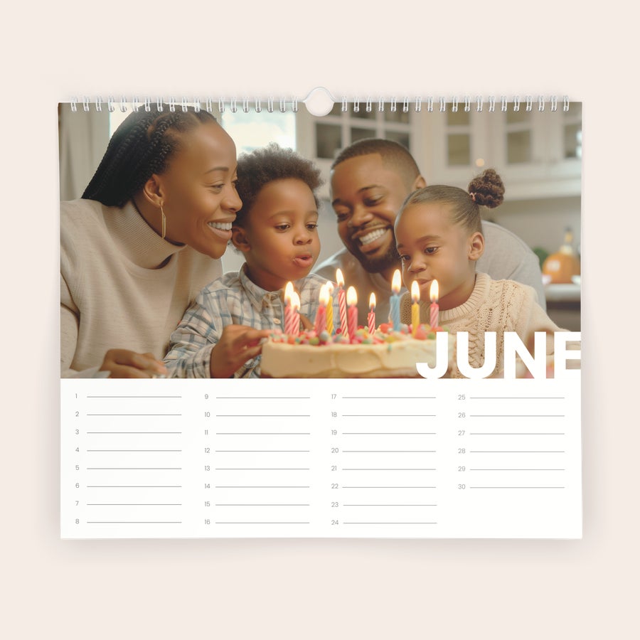 Födelsedagskalender Personlig födelsedagskalender för juni med familjebild och texten JUNE, skräddarsydd med foto. Skapa din personliga födelsedagskalender online!