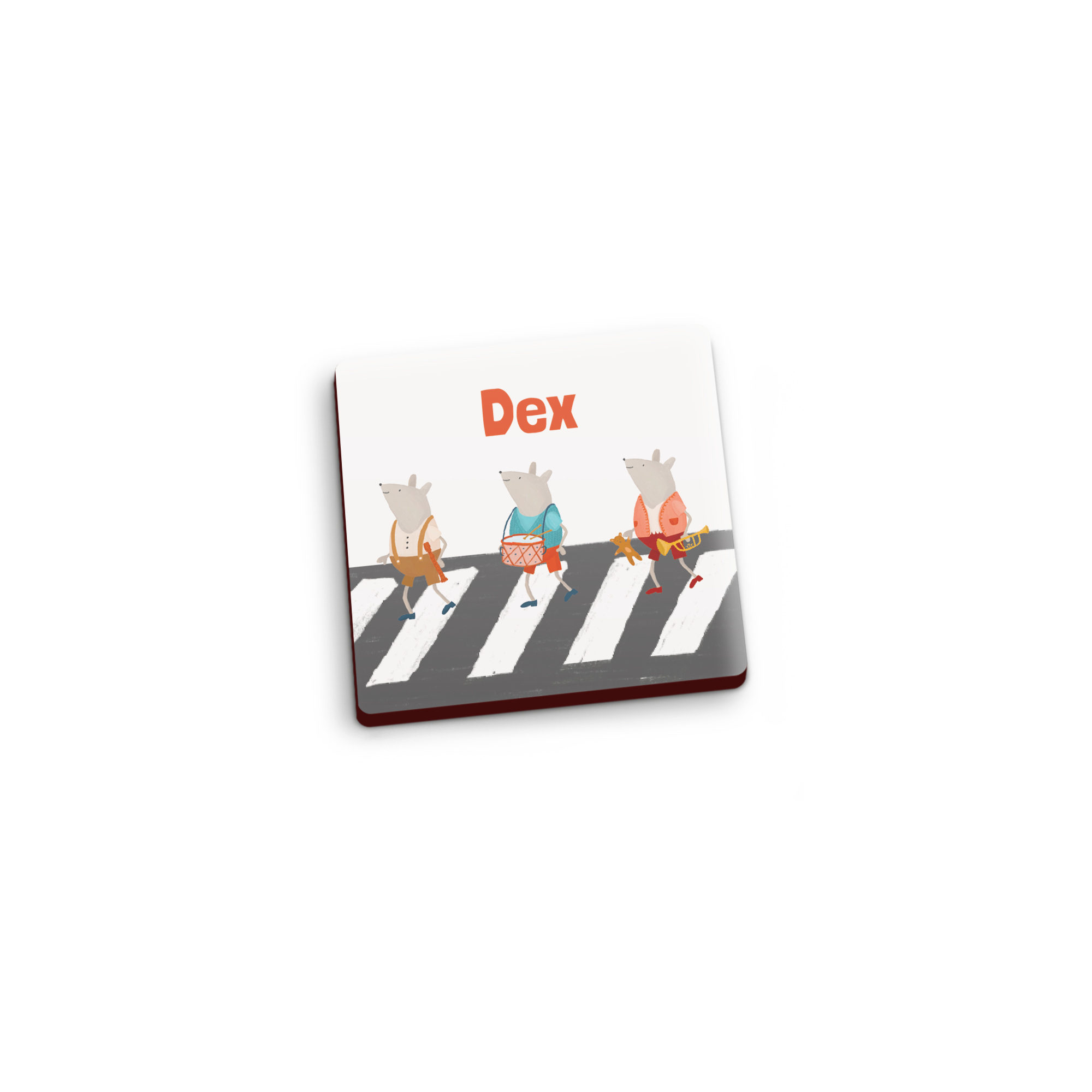 Vierkante gepersonaliseerde magneet bedrukt met de naam Dex en een illustratie van drie muizen die de straat oversteken op een zebrapad.