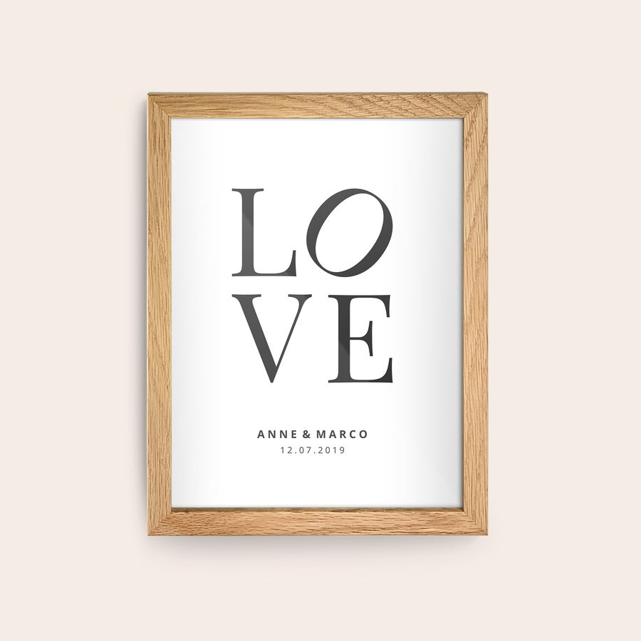 Fotodruck mit Rahmen Foto mit Rahmen, bedruckt mit großem LOVE-Schriftzug und den Namen Anne & Marco sowie Datum 12.07.2019