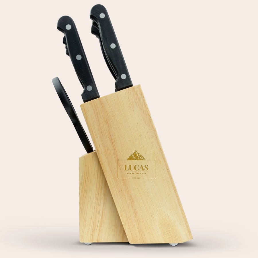 Messenblok graveren Dit stoere houten messenblok met naamgravure Lucas Barbecue Chef, gepersonaliseerd met datum Est 1992 en een berg-icoon.