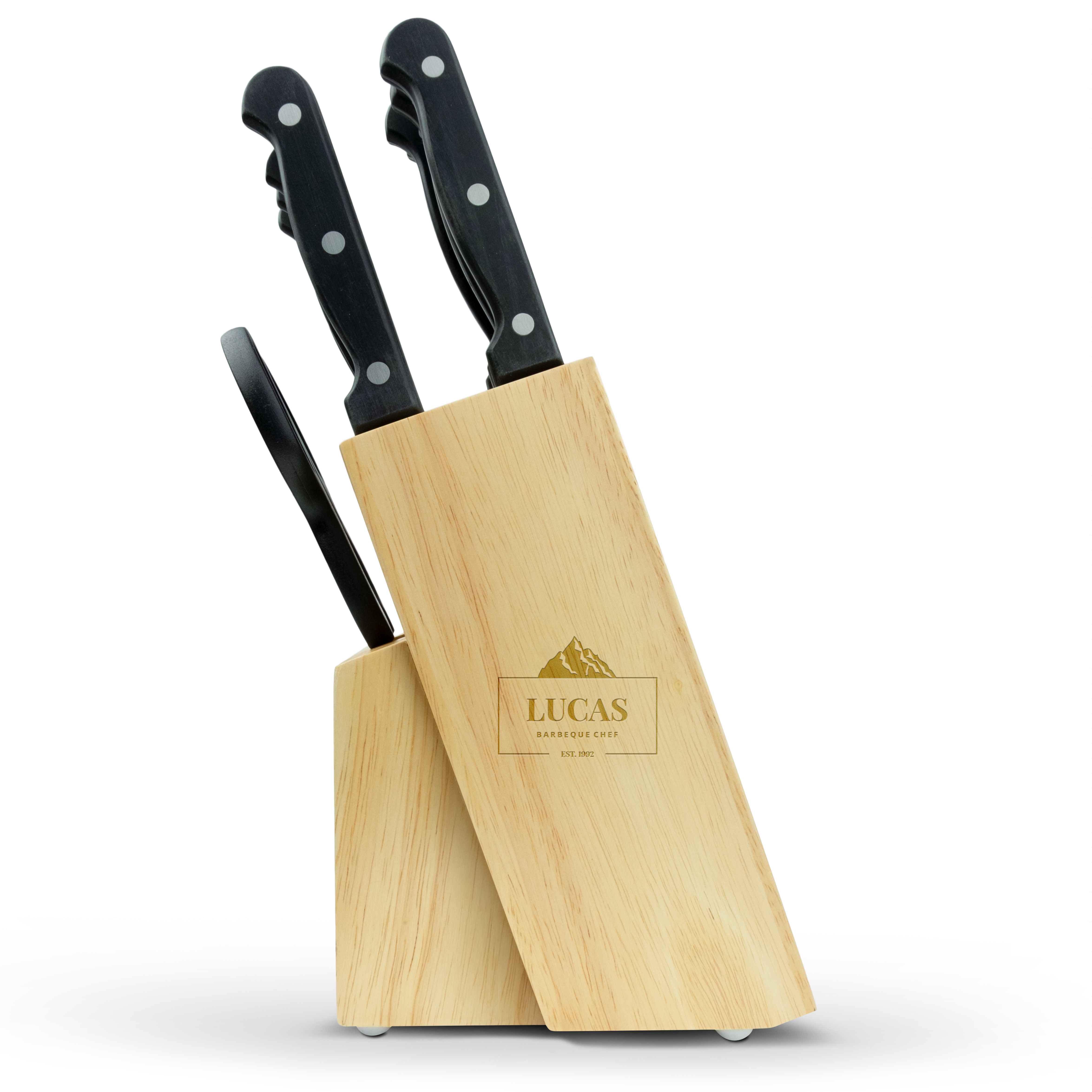 Graverat knivblock av trä med sex svarta knivar. Knivblocket har ett tryck med "LUCAS BARBEQUE CHEF EST. 1992" och personlig anpassning.