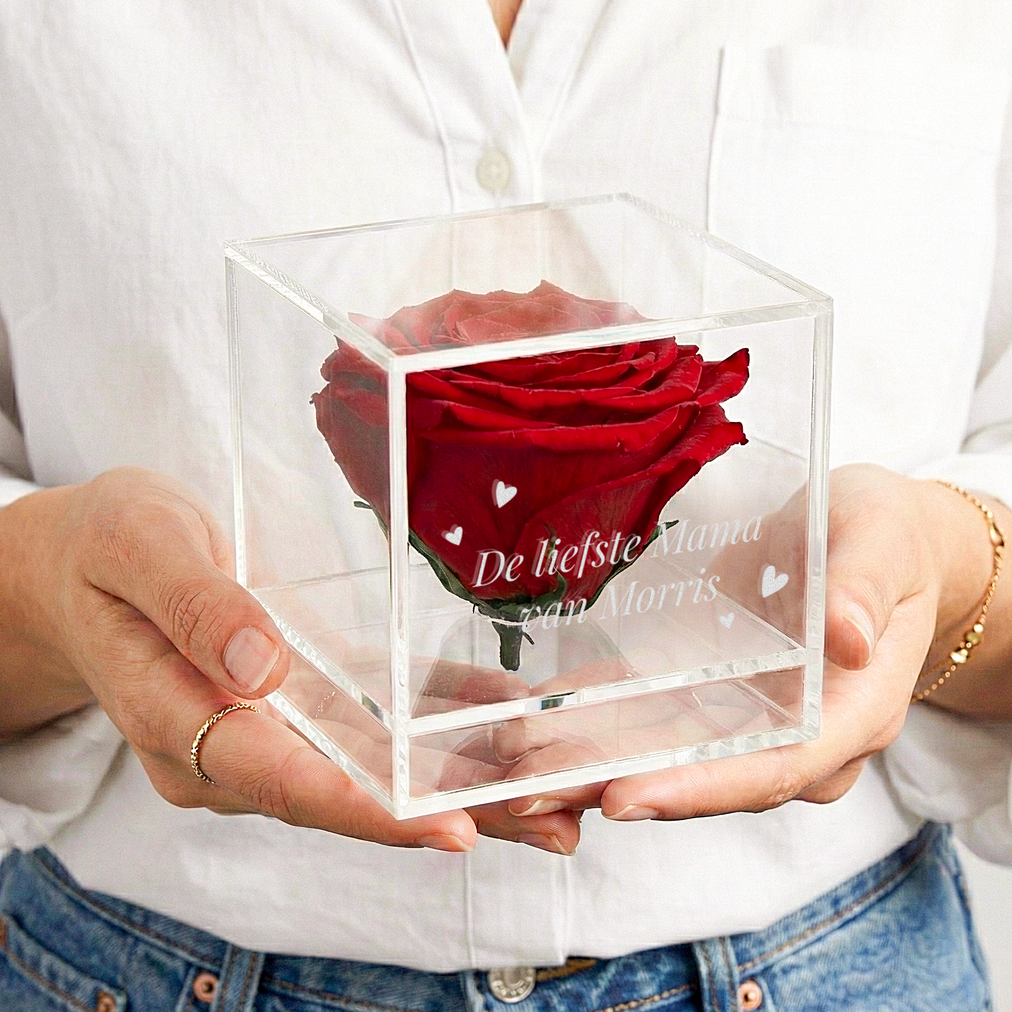 Gepersonaliseerde preserved rose in glas (plexi) met de gegraveerde tekst De liefste Mama van Morris en hartjes