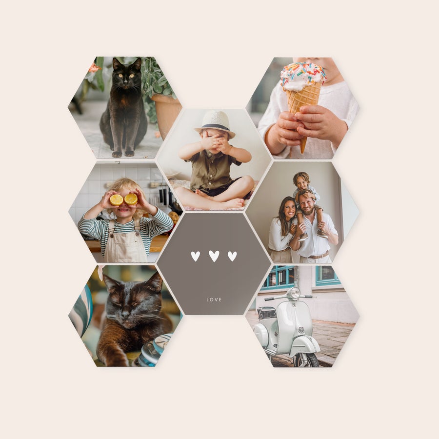Fotokacheln Wandbild aus Holz mit 8 personalisierten Fotos, gedruckt auf sechseckigen Holzplatten, um Ihre Wand mit Wandbildern aus Holz mit Ihrem Design zu dekorieren.