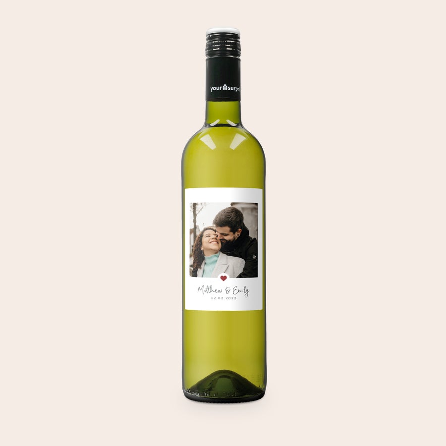 Maison de la Surprise Sauvignon Blanc Botella de vino Luc Pirlet blanco con etiqueta personalizada, impresa con una foto de pareja y los nombres "Matthew & Emily" junto a la fecha "12.02.2022" como regalo.