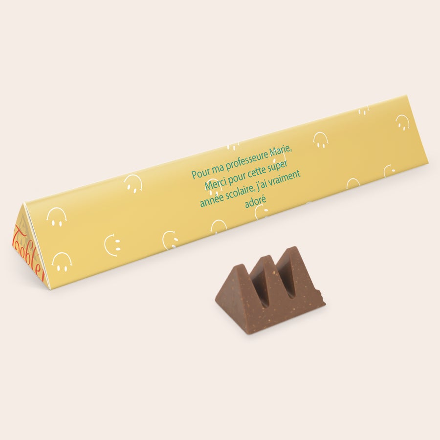 Toblerone XXL personnalisé Toblerone personnalisé XXL avec message imprimé "Pour ma professeure Marie, Merci pour cette super année scolaire, j'ai vraiment adoré" et un morceau de chocolat
