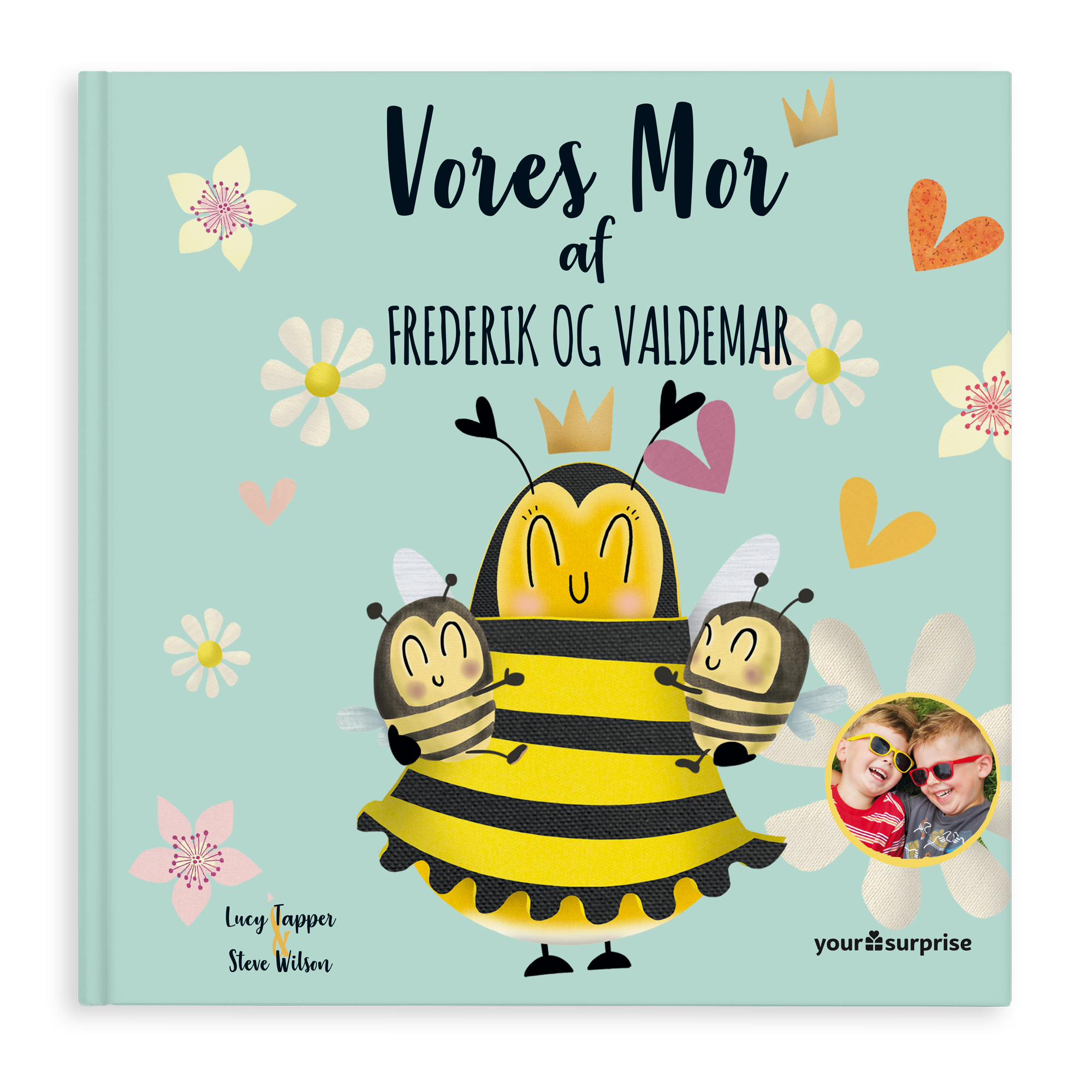 Vores Mor personlig børnebog med teksten "Vores Mor af Frederik og Valdemar" og et billede af to drenge, en perfekt måde at vise din mor hvor meget hun betyder.