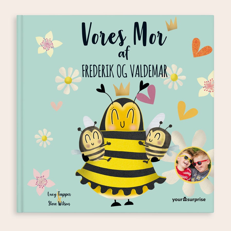 Personlig bog - Vores mor Vores Mor personlig børnebog med teksten "Vores Mor af Frederik og Valdemar" og et billede af to drenge, en perfekt måde at vise din mor hvor meget hun betyder.