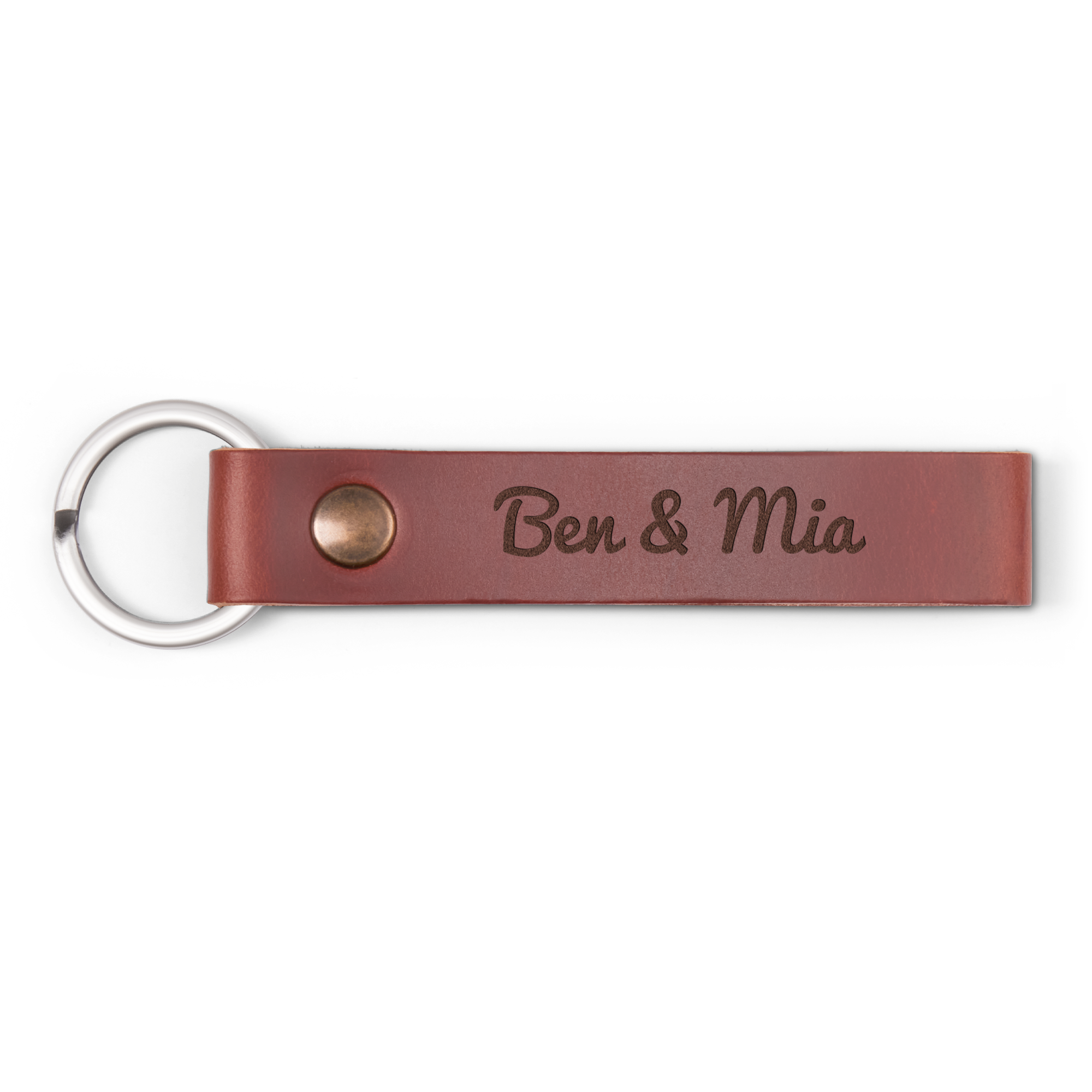 Brun nyckelring av läder graverad med namnen Ben & Mia, en perfekt present för att skämma bort någon.