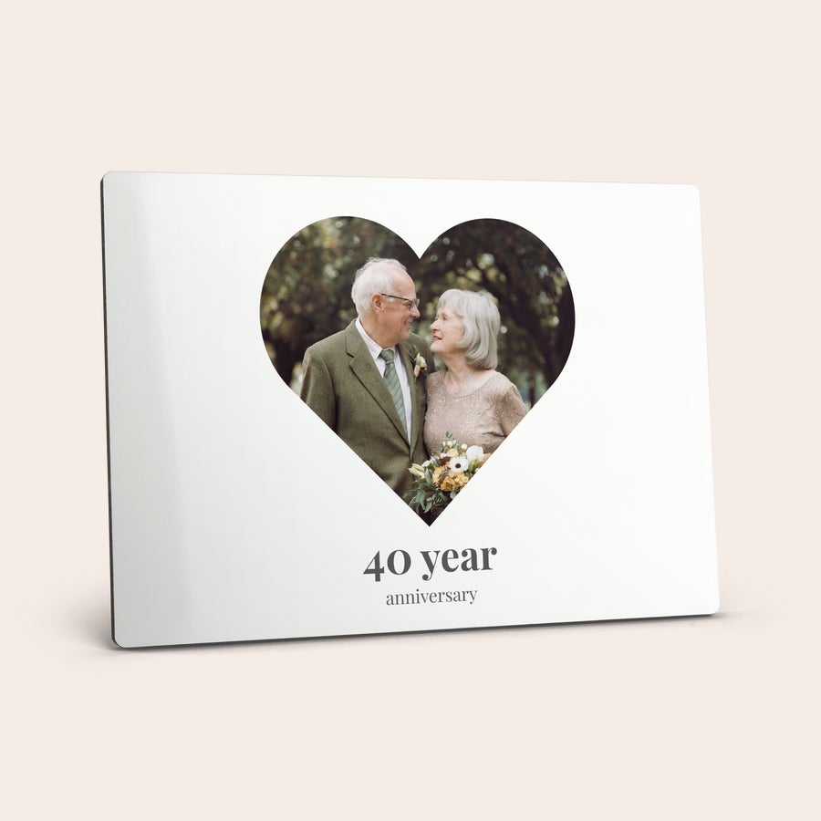 Fototlač so stojanom Biely fotostojan s fotkou staršieho páru v tvare srdca a textom 40 year anniversary.